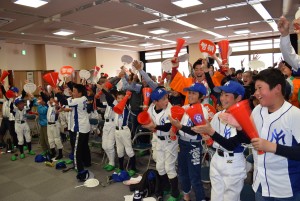 選手の活躍を喜ぶ応援会の参加者