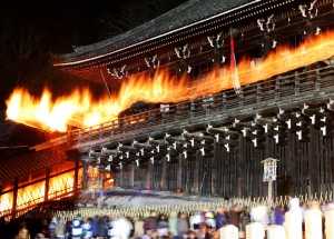 東大寺「お水取り」 舞台上で燃えさかるお松明(多重露光)