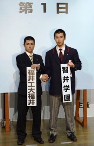 福井工大福井の谷本甲仁主将と握手を交わす智弁学園の岡沢智基主将（右）