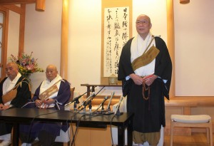 次期長老に就任することになり会見する西山明彦師