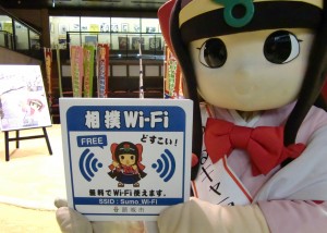 相撲Wi-FiのスタートをPRする葛城市のマスコットキャラクター「蓮花ちゃん」