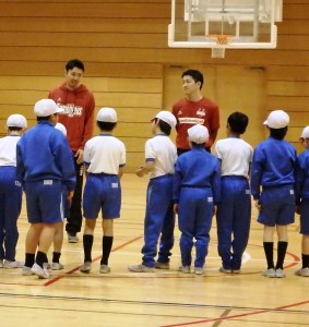 小学校訪問で児童と触れ合うバンビシャスの選手