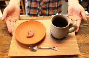 勾玉クッキー付きの「古墳珈琲」には、発掘調査をイメージしたスコップ形のスプーンが添えられる