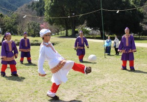 蹴鞠の実演も行われ、多くの観光客が試合を観戦していた