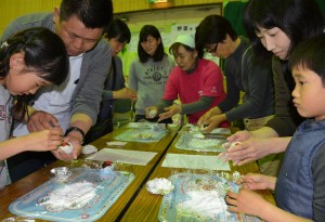 県産イチゴで大福作りを体験する家族連れら