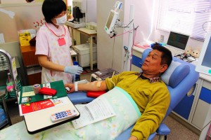 献血に協力する産経新聞五條専売所長の坂口昌義さん