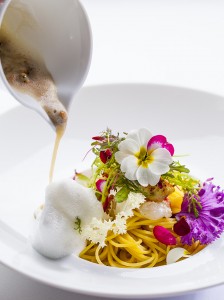 ディナーコースで提供される「活オマール海老と浅利のスパゲッティー　トマトのスプーマと海老のジュのソース」