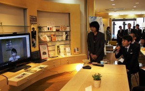 高市早苗総務相とモニターを通じて会話する並河健市長