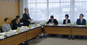調査特別委員会で陳謝する吉田市長