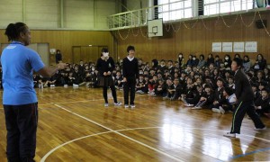 タウファ統悦選手（左）はタックルやパス練習を通じて児童と交流を深めた