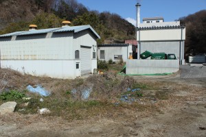 清掃センターの敷地内に仮置きされている焼却灰(手前部分)