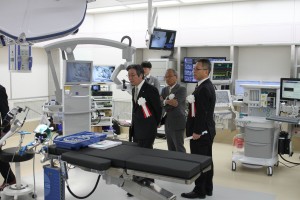内覧会で手術室を見学する参加者