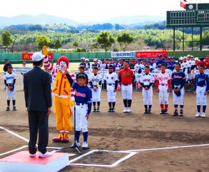 元気いっぱいに選手宣誓する真美ケ丘ファイターズの野田櫂主将