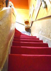 歴史を感じさせる回り階段