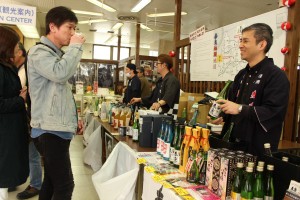 地酒の試飲や買い物を楽しむ観光客