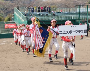 優勝を果たしダイヤモンドを１周する二上スポーツ少年団の選手