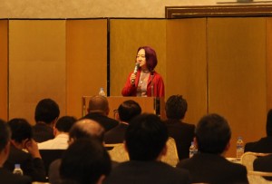 講演する浜矩子教授