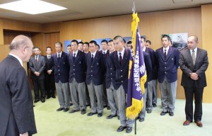 県庁を訪問し荒井正吾知事（左）と面談した智弁学園野球部の選手ら