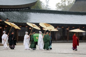 天皇陛下からの御幣物を供えるため参進する勅使（左から２人目）ら＝橿原神宮（代表撮影）