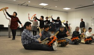 指導を受けながら「篠原おどり」を体験する市民ら