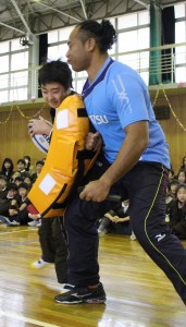 タウファ統悦選手（右）はタックルやパス練習を通じて児童と交流を深めた