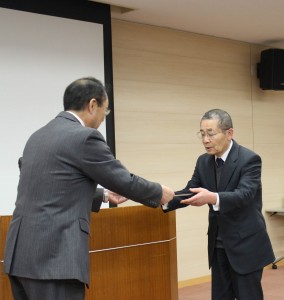 県男女共同参画川柳コンテストで最優秀賞に輝き、表彰を受ける井田寿一さん