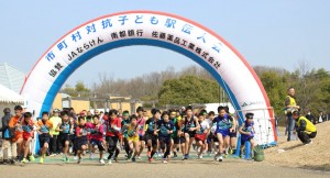 駅伝の部で、元気に走り出す児童