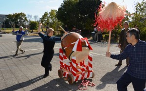 「吐山の太鼓踊り」を体験する市民ら
