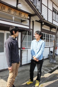 旧郵便局前で大学生と話す松田麻由子さん（右）