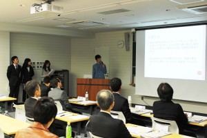 地域活動の事例を報告する学生たち