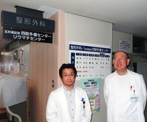 さらなる研究などに取り組む田中康仁センター長（右）