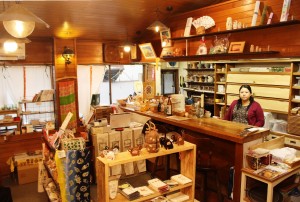 奈良にゆかりの雑貨や書籍などが並ぶ店内