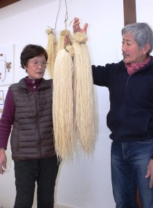 保存会のメンバーらがひいた灯芯