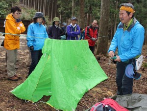 ロープを張ってつるし、４隅を固定すればツェルトはテントとして使える