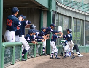 生還しベンチに戻った選手を出迎え