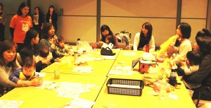 「地域交流会」で互いに自己紹介する母親ら