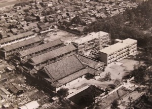 昭和に撮影された奈良市立鼓阪小学校の航空写真（同校提供）