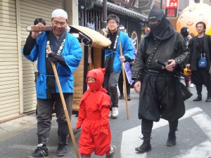 忍者衣装を身にまとった子供たちがならまち界隈を歩いた