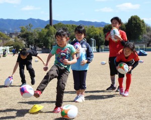 ラグビーのキックの練習に励む児童