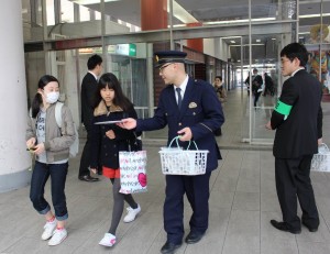 近鉄奈良駅前では警察官たちがサイバー犯罪防止を呼び掛ける啓発グッズを配布した
