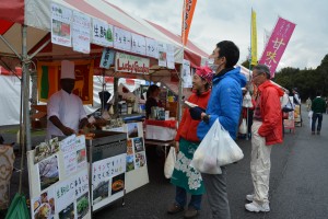 会場には県内各地の特産などが並んだ