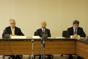 委員会で話し合った内容を報告する菅谷文則委員長（左）