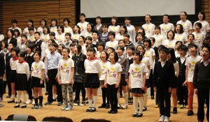 コンサートの最後には飯舘村の子供やなら１００年会館こどもコーラス教室のメンバーら約１１０人が「翼をください」を合唱した