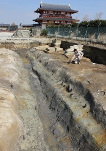 朱雀門南西から見つかった朱雀大路の西側溝とみられる遺構