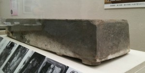 足が切断されていることがわかった竜田御坊山３号墳の陶棺