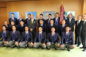 荒井正吾知事に優勝報告に訪れた智弁学園の選手