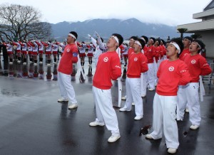 帰校した選手らにエールで祝福する応援団とチアリーダー