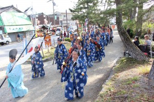 時代衣装を身にまとい参道を練り歩く氏子や神職ら