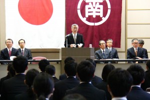 新入行員らに訓話を述べる橋本隆史頭取（南都銀行提供）