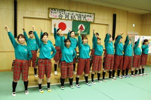 新メンバーも交え歌を披露する音楽隊のメンバーら